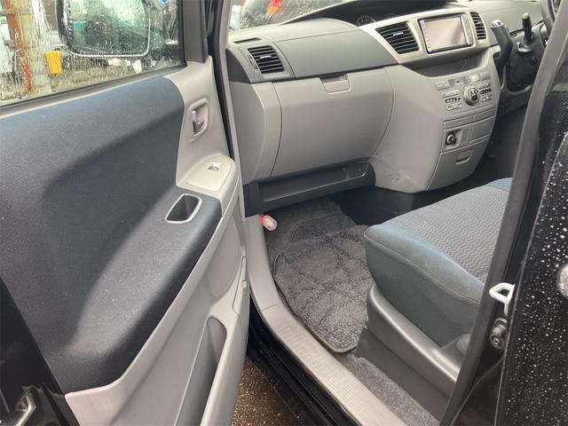 ヴォクシー Ｚ　煌　４ＷＤ　キーレス　ナビ　バックカメラ　両側スライドドア　ＨＩＤヘッドライト　３列シート　フルフラットシート　運転席・助手席エアバッグ　ＡＢＳ　衝突安全ボディ　パワーウインドウ　パワーステアリング（21枚目）