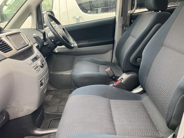 ヴォクシー Ｚ　煌　４ＷＤ　キーレス　ナビ　バックカメラ　両側スライドドア　ＨＩＤヘッドライト　３列シート　フルフラットシート　運転席・助手席エアバッグ　ＡＢＳ　衝突安全ボディ　パワーウインドウ　パワーステアリング（23枚目）