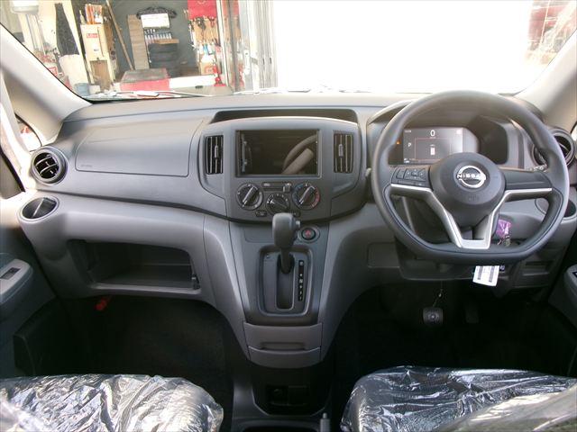 NV200バネットバン DX 登録済み未使用車 4WD バンライフ カスタム 大型ルーフラック オープンカントリーRT ウッド調インテリア マットブラックグリル&ホイール スライドプライバシーガラス 分割セカンドシート(11枚目)