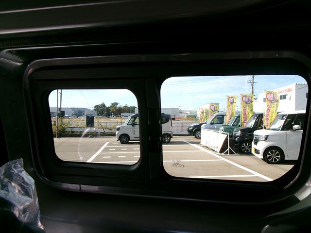 NV200バネットバン DX 登録済み未使用車 4WD バンライフ カスタム 大型ルーフラック オープンカントリーRT ウッド調インテリア マットブラックグリル&ホイール スライドプライバシーガラス 分割セカンドシート(13枚目)