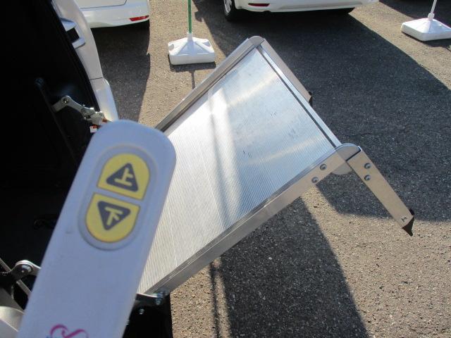 Xウェルキャブ4WD 電動スロープ 電動ウインチ 福祉車両(3枚目)