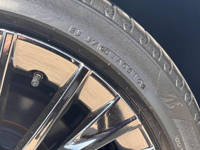 クラウンハイブリッド Ｇ－エグゼクティブ　Ｆｏｕｒ　４ＷＤ　全席イージークローザー　黒革シート　シートベンチレーション　デジタルインナーミラー　セーフティセンス　ＨＵＤ　ＢＳＭ　ステアリングヒーター　フルセグＴＶ　ＤＶＤ　Ｂｌｕｅｔｏｏｔｈ（64枚目）