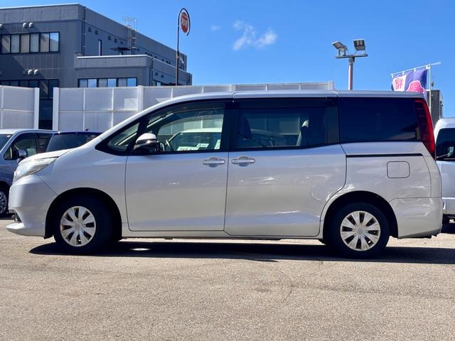 ノア Ｘ　４ＷＤ　スロープ　タイプ１　福祉車両　車いす２人　ニールダウン　後退防止ベルト　車いす電動固定装置（11枚目）