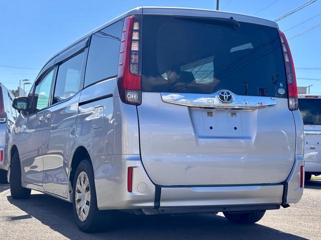 ノア Ｘ　４ＷＤ　スロープ　タイプ１　福祉車両　車いす２人　ニールダウン　後退防止ベルト　車いす電動固定装置（12枚目）