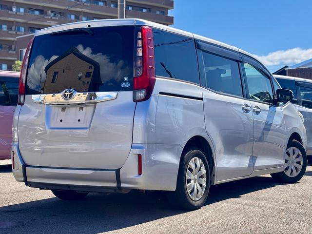 ノア Ｘ　４ＷＤ　スロープ　タイプ１　福祉車両　車いす２人　ニールダウン　後退防止ベルト　車いす電動固定装置（13枚目）