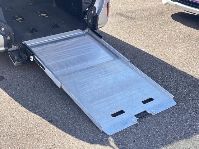 ノア Ｘ　４ＷＤ　スロープ　タイプ１　福祉車両　車いす２人　ニールダウン　後退防止ベルト　車いす電動固定装置（17枚目）