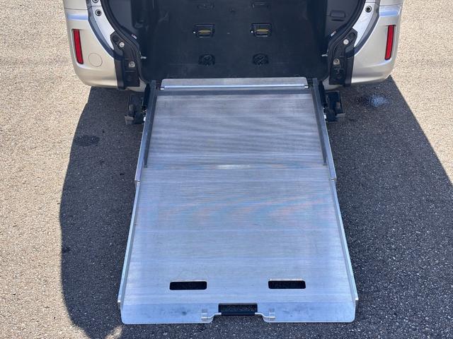 ノア Ｘ　４ＷＤ　スロープ　タイプ１　福祉車両　車いす２人　ニールダウン　後退防止ベルト　車いす電動固定装置（18枚目）