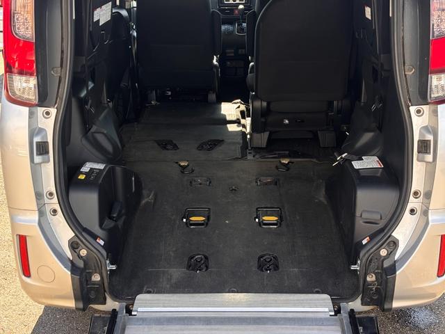 ノア Ｘ　４ＷＤ　スロープ　タイプ１　福祉車両　車いす２人　ニールダウン　後退防止ベルト　車いす電動固定装置（19枚目）
