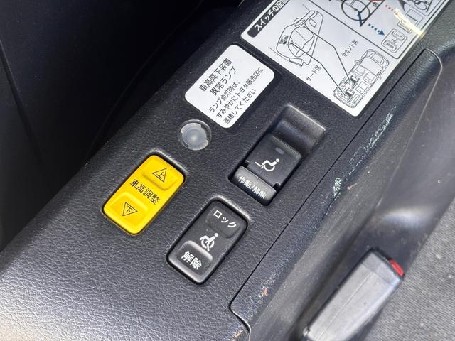 ノア Ｘ　４ＷＤ　スロープ　タイプ１　福祉車両　車いす２人　ニールダウン　後退防止ベルト　車いす電動固定装置（20枚目）