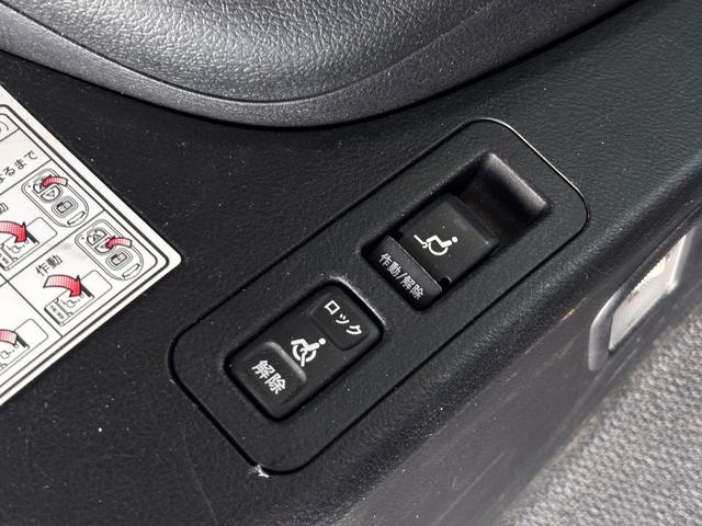 ノア Ｘ　４ＷＤ　スロープ　タイプ１　福祉車両　車いす２人　ニールダウン　後退防止ベルト　車いす電動固定装置（21枚目）