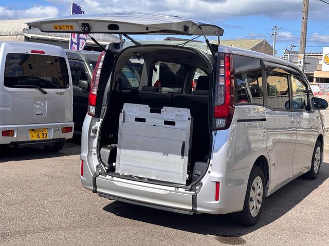 ノア Ｘ　４ＷＤ　スロープ　タイプ１　福祉車両　車いす２人　ニールダウン　後退防止ベルト　車いす電動固定装置（59枚目）