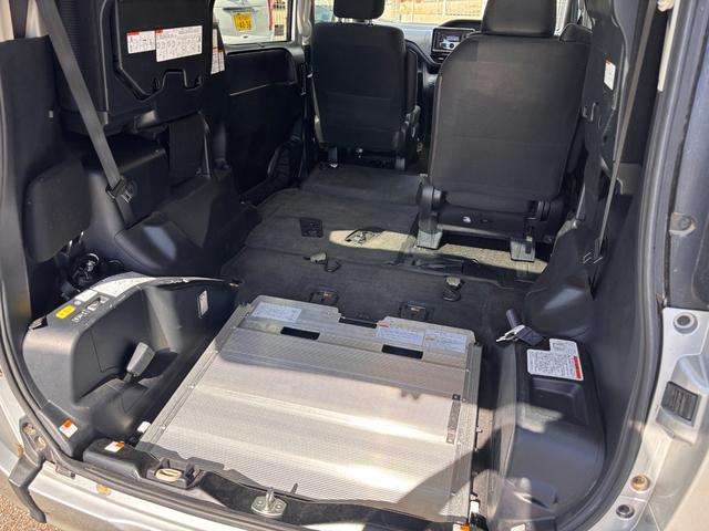 ノア Ｘ　４ＷＤ　スロープ　タイプ１　福祉車両　車いす２人　ニールダウン　後退防止ベルト　車いす電動固定装置（61枚目）