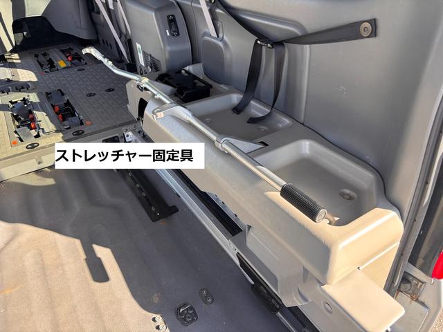 ＮＶ３５０キャラバンバン 　福祉車両　４ＷＤ　チェアキャブ　リアリフト　乗車定員１０人（５人＋車いす４人　／　８人＋車いす２人）　ストレッチャー固定具　オートステップ　手すり　バックカメラ　電動車いす固定装置　送迎車（8枚目）