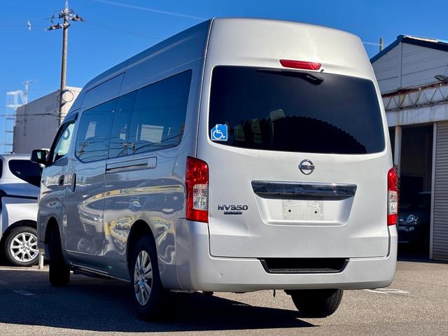 ＮＶ３５０キャラバンバン 　福祉車両　４ＷＤ　チェアキャブ　リアリフト　乗車定員１０人（５人＋車いす４人　／　８人＋車いす２人）　ストレッチャー固定具　オートステップ　手すり　バックカメラ　電動車いす固定装置　送迎車（13枚目）