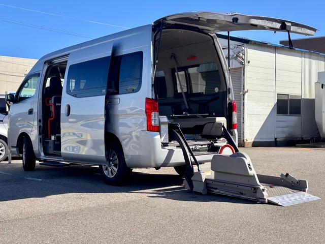 ＮＶ３５０キャラバンバン 　福祉車両　４ＷＤ　チェアキャブ　リアリフト　乗車定員１０人（５人＋車いす４人　／　８人＋車いす２人）　ストレッチャー固定具　オートステップ　手すり　バックカメラ　電動車いす固定装置　送迎車（17枚目）