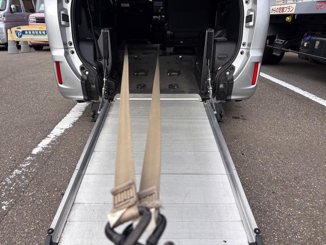 ノア Ｘ　福祉車両　スロープ　タイプ１　車いす２人　電動車いす固定装置　ナビ　バックカメラ　ワンセグ　Ｂｌｕｅｔｏｏｔｈ　ドラレコ　オートクルーズ　左側パワースライドドア　ＴＳＳ（27枚目）