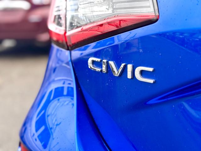 シビック e:HEV リアスポイラー BOSEサウンド ハーフレザーシート パワーシート シートヒーター LEDライト フォグ 置くだけ充電 ETC2.0 前後ドラレコ フルセグTV Bluetooth(15枚目)