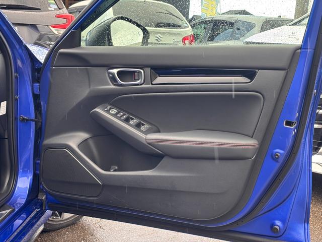 シビック e:HEV リアスポイラー BOSEサウンド ハーフレザーシート パワーシート シートヒーター LEDライト フォグ 置くだけ充電 ETC2.0 前後ドラレコ フルセグTV Bluetooth(42枚目)