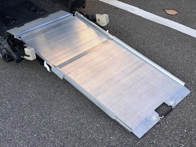 シエンタ Ｘ　タイプ１　スロープ　福祉車両　車いす１人　車いす電動固定装置　後退防止ベルト　ニールダウン（15枚目）