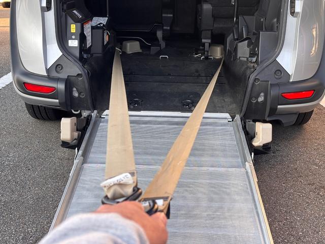 シエンタ Ｘ　タイプ１　スロープ　福祉車両　車いす１人　車いす電動固定装置　後退防止ベルト　ニールダウン（20枚目）