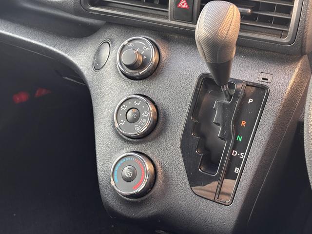 シエンタ Ｘ　タイプ１　スロープ　福祉車両　車いす１人　車いす電動固定装置　後退防止ベルト　ニールダウン（32枚目）