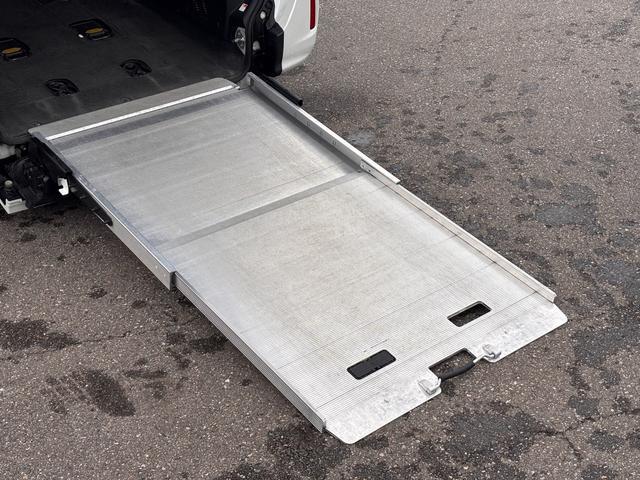 ヴォクシー Ｘ　スロープ　タイプ１　４ＷＤ　福祉車両　車いす２人　車いす電動固定装置　後退防止ベルト（15枚目）