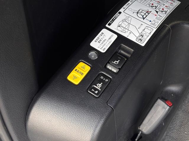 ヴォクシー Ｘ　スロープ　タイプ１　４ＷＤ　福祉車両　車いす２人　車いす電動固定装置　後退防止ベルト（18枚目）