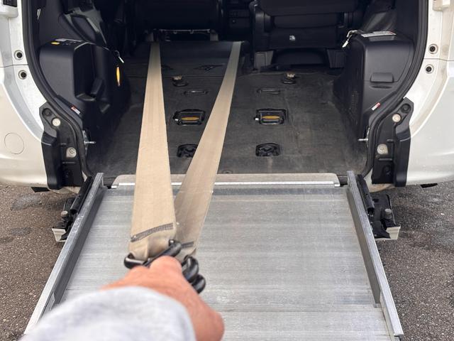 ヴォクシー Ｘ　スロープ　タイプ１　４ＷＤ　福祉車両　車いす２人　車いす電動固定装置　後退防止ベルト（22枚目）