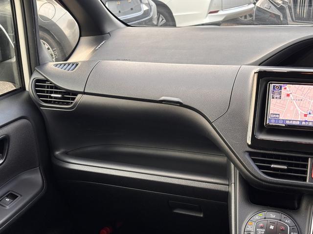 ヴォクシー Ｘ　スロープ　タイプ１　４ＷＤ　福祉車両　車いす２人　車いす電動固定装置　後退防止ベルト（26枚目）