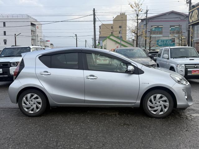 アクア Ｓ　ＥＴＣ　ドライブレコーダー　スマートキー　バックモニター　ナビ（Ｂｌｕｅｔｏｏｔｈオーディオ・フルセグテレビ・Ｂｌｕ－ｒａｙ）　オートライト　横滑り防止装置　ＡＢＳ　電動格納ミラー　盗難防止装置（4枚目）