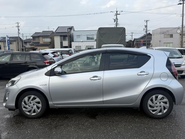 アクア Ｓ　ＥＴＣ　ドライブレコーダー　スマートキー　バックモニター　ナビ（Ｂｌｕｅｔｏｏｔｈオーディオ・フルセグテレビ・Ｂｌｕ－ｒａｙ）　オートライト　横滑り防止装置　ＡＢＳ　電動格納ミラー　盗難防止装置（5枚目）