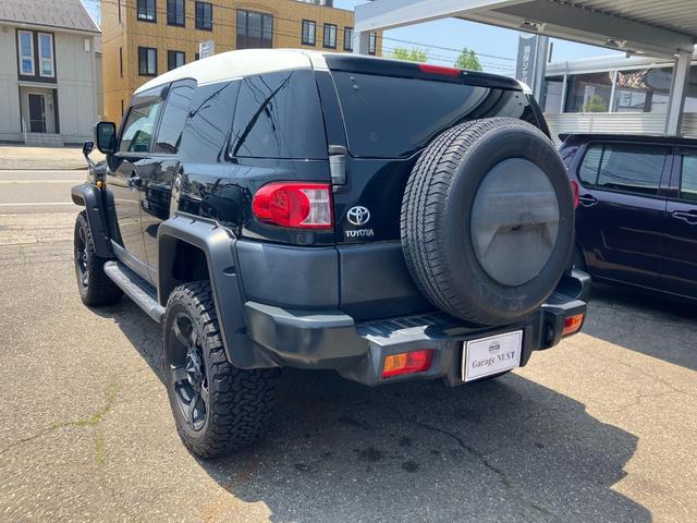 FJクルーザー カラーパッケージ 4WD リフトアップ メモリーナビ フルセグTV バックカメラ Bluetoothオーディオ DVD ETC 後席モニター キーレスエントリー 頸部衝撃緩和ヘッドレスト 盗難防止システム(6枚目)