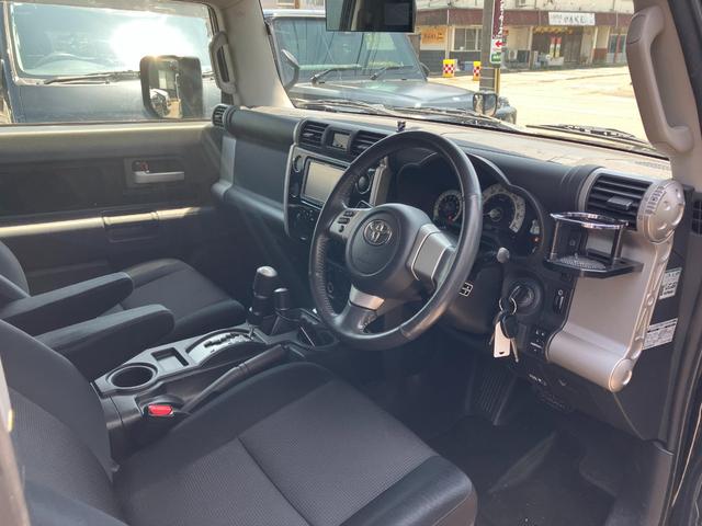 FJクルーザー カラーパッケージ 4WD リフトアップ メモリーナビ フルセグTV バックカメラ Bluetoothオーディオ DVD ETC 後席モニター キーレスエントリー 頸部衝撃緩和ヘッドレスト 盗難防止システム(17枚目)