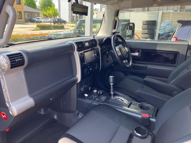 FJクルーザー カラーパッケージ 4WD リフトアップ メモリーナビ フルセグTV バックカメラ Bluetoothオーディオ DVD ETC 後席モニター キーレスエントリー 頸部衝撃緩和ヘッドレスト 盗難防止システム(19枚目)