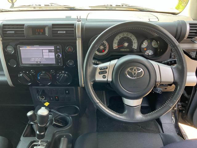 FJクルーザー カラーパッケージ 4WD リフトアップ メモリーナビ フルセグTV バックカメラ Bluetoothオーディオ DVD ETC 後席モニター キーレスエントリー 頸部衝撃緩和ヘッドレスト 盗難防止システム(26枚目)