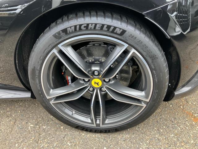 ローマスパイダー F1 DCT カーボンファイバーリアディフューザー レザー仕上 ツートンインテリア クラシックカラー 20インチダイヤモンド仕上 スポーツホイール LED カーボンステアリング(11枚目)