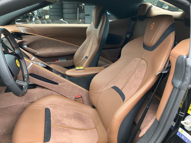 ローマスパイダー F1 DCT カーボンファイバーリアディフューザー レザー仕上 ツートンインテリア クラシックカラー 20インチダイヤモンド仕上 スポーツホイール LED カーボンステアリング(19枚目)