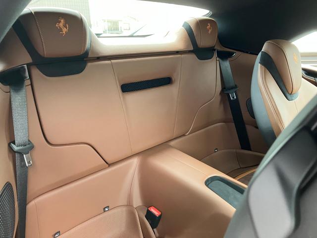 ローマスパイダー F1 DCT カーボンファイバーリアディフューザー レザー仕上 ツートンインテリア クラシックカラー 20インチダイヤモンド仕上 スポーツホイール LED カーボンステアリング(22枚目)