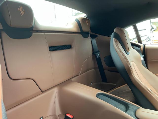 ローマスパイダー F1 DCT カーボンファイバーリアディフューザー レザー仕上 ツートンインテリア クラシックカラー 20インチダイヤモンド仕上 スポーツホイール LED カーボンステアリング(23枚目)