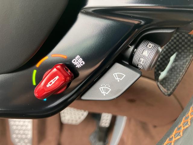 ローマスパイダー F1 DCT カーボンファイバーリアディフューザー レザー仕上 ツートンインテリア クラシックカラー 20インチダイヤモンド仕上 スポーツホイール LED カーボンステアリング(28枚目)