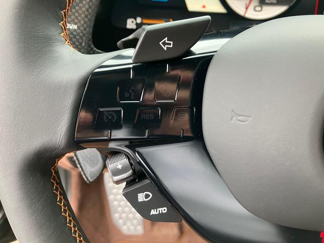 ローマスパイダー F1 DCT カーボンファイバーリアディフューザー レザー仕上 ツートンインテリア クラシックカラー 20インチダイヤモンド仕上 スポーツホイール LED カーボンステアリング(30枚目)