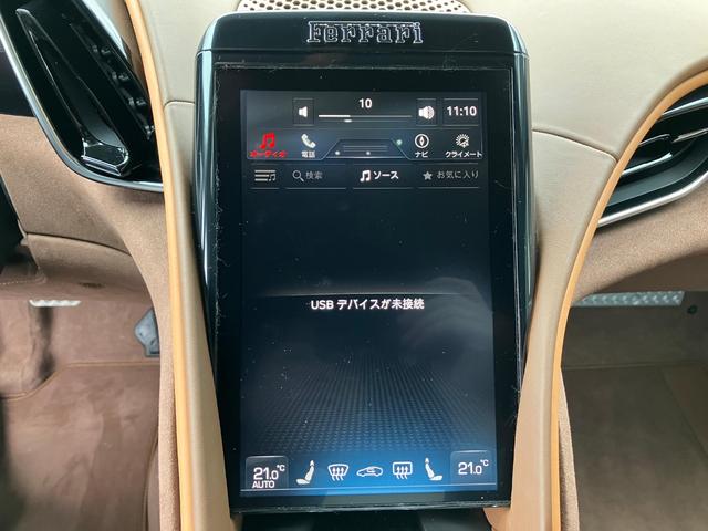 ローマスパイダー F1 DCT カーボンファイバーリアディフューザー レザー仕上 ツートンインテリア クラシックカラー 20インチダイヤモンド仕上 スポーツホイール LED カーボンステアリング(33枚目)