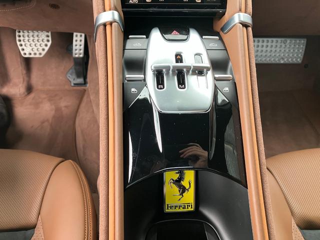 ローマスパイダー F1 DCT カーボンファイバーリアディフューザー レザー仕上 ツートンインテリア クラシックカラー 20インチダイヤモンド仕上 スポーツホイール LED カーボンステアリング(34枚目)