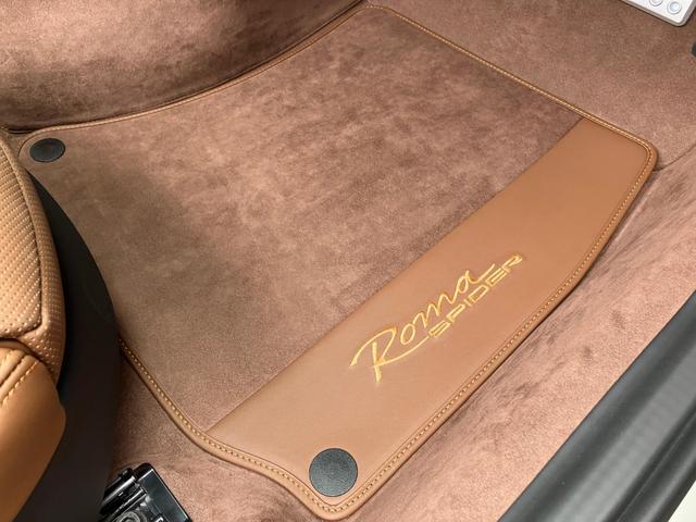 ローマスパイダー F1 DCT カーボンファイバーリアディフューザー レザー仕上 ツートンインテリア クラシックカラー 20インチダイヤモンド仕上 スポーツホイール LED カーボンステアリング(49枚目)