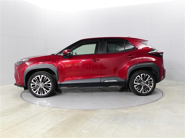 ヤリスクロス ハイブリッドＺ　インテリジェントキー　アルミホイル　ＬＥＤライト　１オ－ナ－　リアカメラ　クルーズコントロール　横滑り防止システム　電動シ－ト　パワステ　オートエアコン　キーフリー　イモビライザ　ＥＴＣ付き　ＡＢＳ（3枚目）