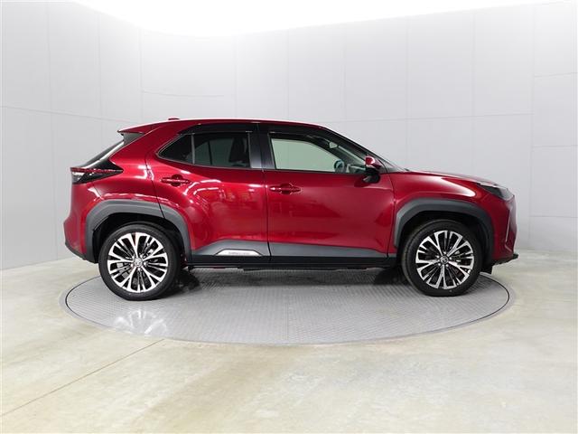 ヤリスクロス ハイブリッドＺ　インテリジェントキー　アルミホイル　ＬＥＤライト　１オ－ナ－　リアカメラ　クルーズコントロール　横滑り防止システム　電動シ－ト　パワステ　オートエアコン　キーフリー　イモビライザ　ＥＴＣ付き　ＡＢＳ（7枚目）