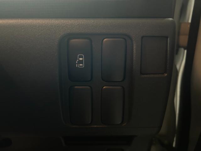 パワースライドドア装備でドアの開閉もスイッチ一つでとても簡単です。スライドドアは坂道では大人でも重くなる事があるので老若男女問わず人気の装備ですよ。