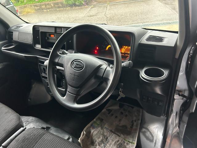 ハイゼットカーゴ ＤＸ　ＳＡＩＩＩ　禁煙車　切替４ＷＤ　オートマ　パワーウィンドウ　アイドリングストップ　衝突被害軽減システム　車線逸脱防止　クリアランスソナー　キーレス　ラジオ　オートマチックハイビーム　ＥＳＣ　エアコン（40枚目）