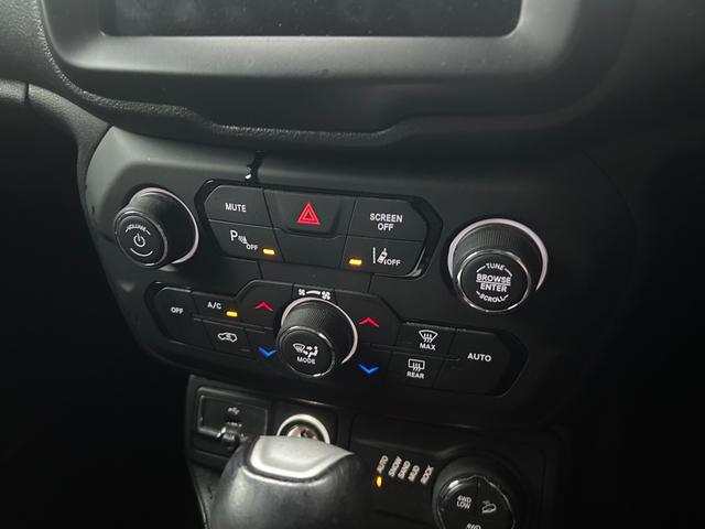 ジープ・レネゲード トレイルホーク　禁煙車　４ＷＤ　テレビ・ナビ・Ｂｌｕｅｔｏｏｔｈ　バックカメラ　クリアランスソナー　オートクルーズコントロール　レーンアシスト　オートライト　　スマートキー　ＥＴＣ　ルーフレール　ステアリングスイッチ（7枚目）