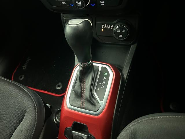 ジープ・レネゲード トレイルホーク　禁煙車　４ＷＤ　テレビ・ナビ・Ｂｌｕｅｔｏｏｔｈ　バックカメラ　クリアランスソナー　オートクルーズコントロール　レーンアシスト　オートライト　　スマートキー　ＥＴＣ　ルーフレール　ステアリングスイッチ（8枚目）
